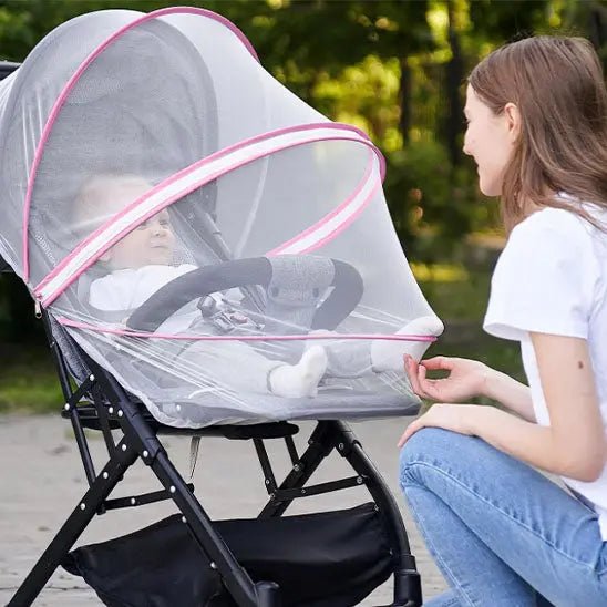 maman au parc avec bebe dans poussete et moustiquaire