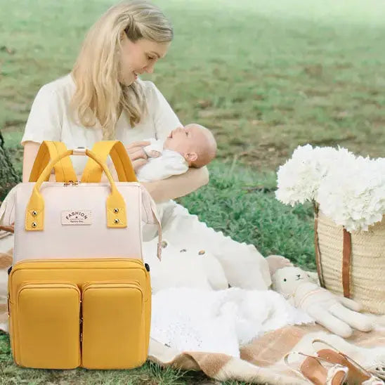 maman au parc avec sac a langer sac a dos