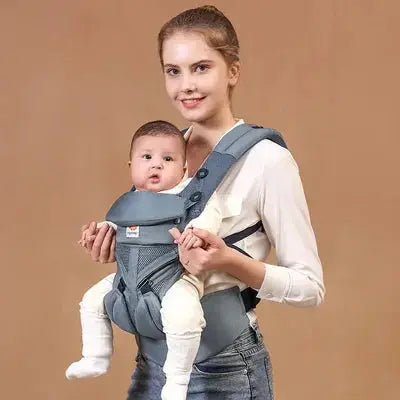 maman avec bebe dans porte bebe bleu clair