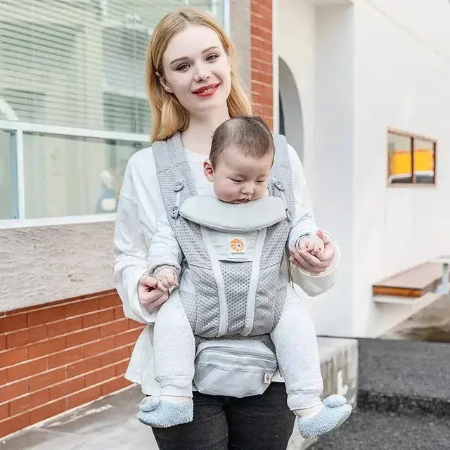 maman avec bebe dans porte bebe brise gris clair