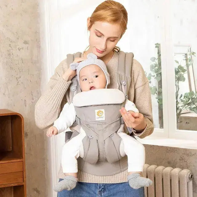 maman avec bebe dans porte bebe gris clair