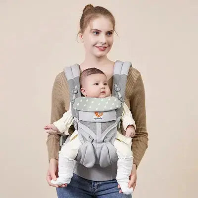 maman avec bebe dans porte bebe gris pluie