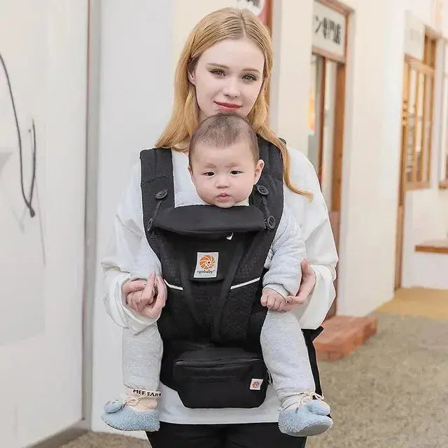 maman avec bebe dans porte bebe noir