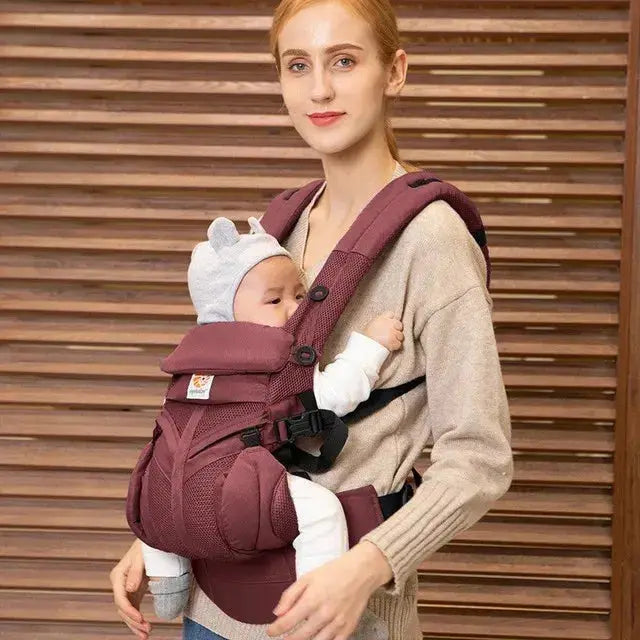 maman avec bebe dans porte bebe
rouge