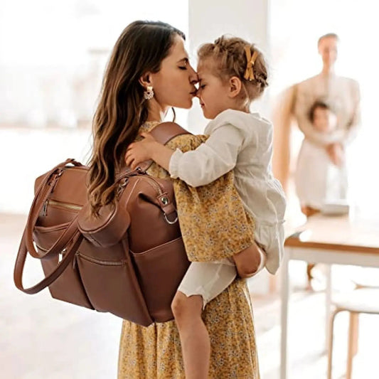 maman avec fille porte sac langer cuir