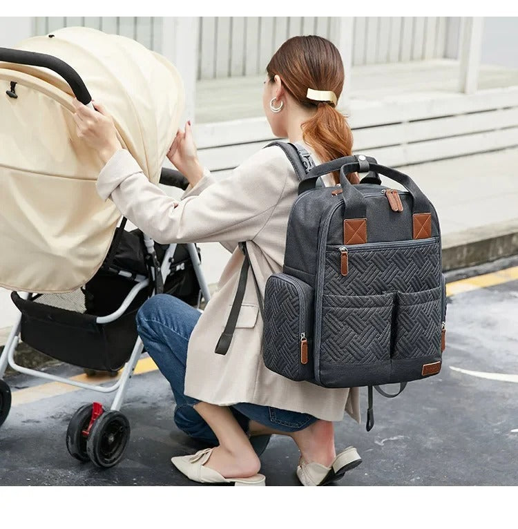 maman avec sac a langer avec tapis de change