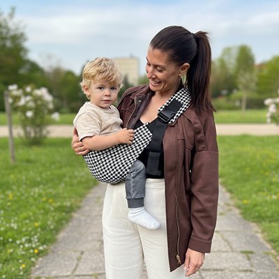 maman bebe dans porte bebe banane gris
