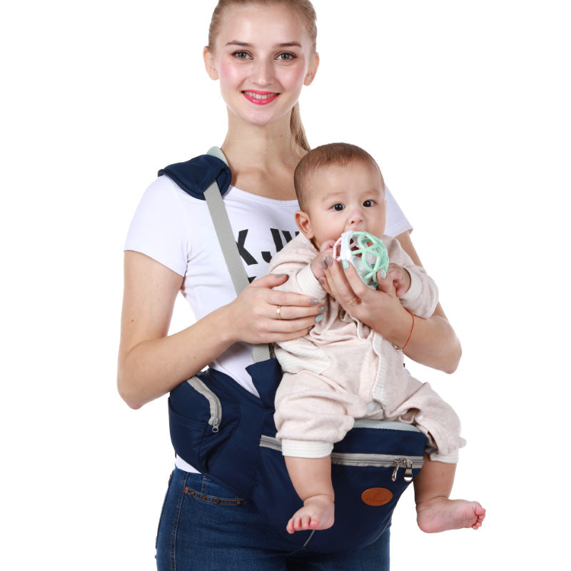 maman bebe dans porte bebe face au monde
