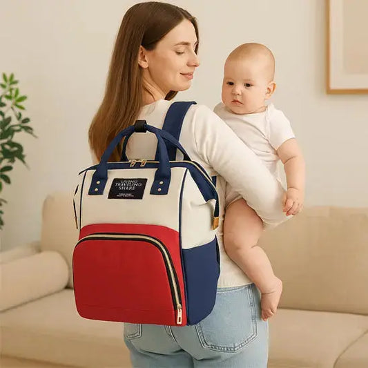 maman bebe salon avec sac a langer a dos