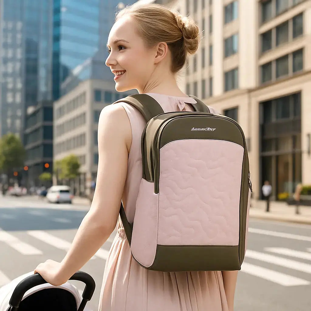 maman centre ville avec sac a langer fille au dos