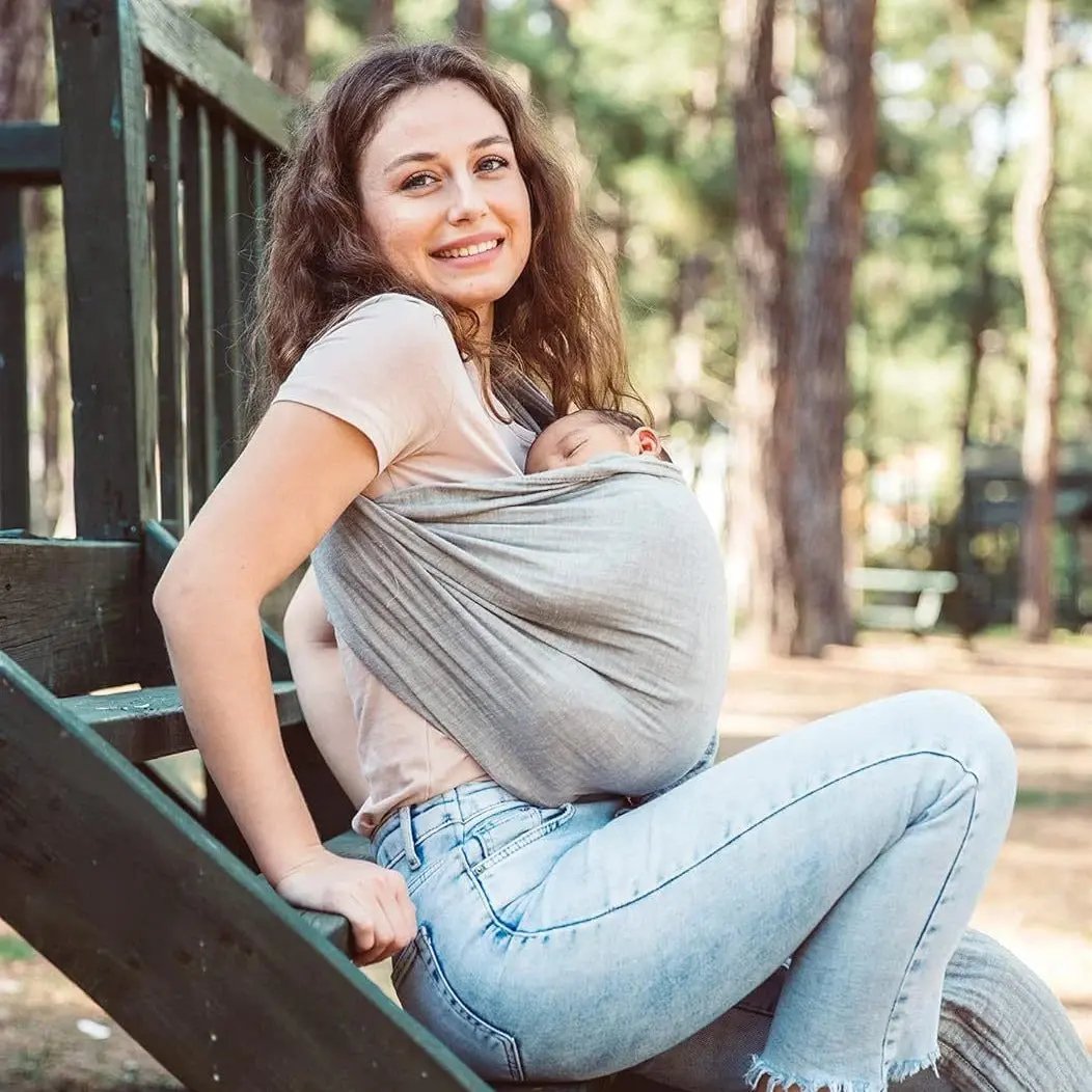 maman chalet avec echarpe portage sling gris