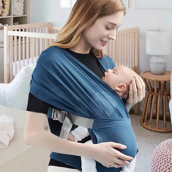 maman dans chambre porte bebe avec echarpe portage
