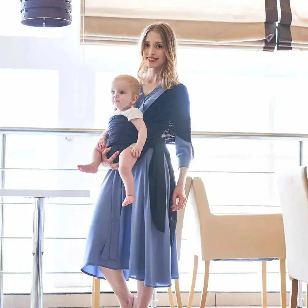 maman dans un cafe avec bebe echarpe de portage nouveau ne