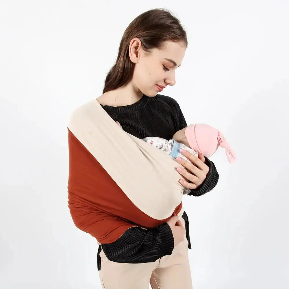 maman debout avec bebe dans echarpe portage bebe