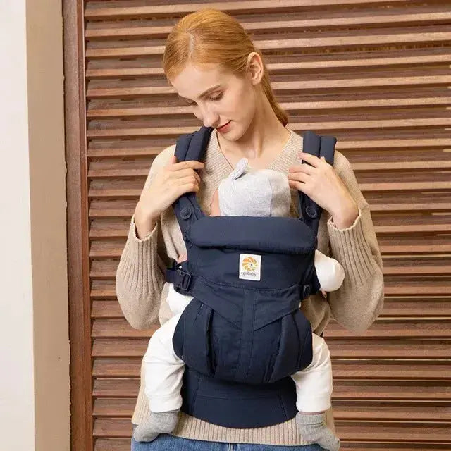 maman debout avec bebe dans porte bebe bleu