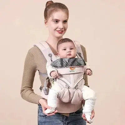 maman debout avec bebe dans porte bebe rose motif gris