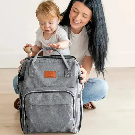 maman et son fils avec grand sac a langer devant eux