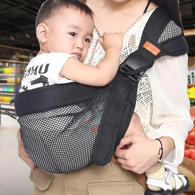 maman magasin avec bebe dans echarpe de portage nouveau ne