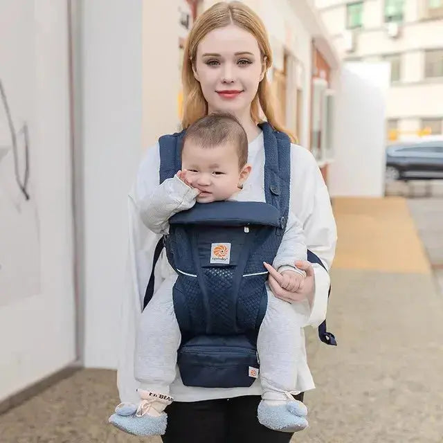 maman marche avec bebe dans porte bebe bleu