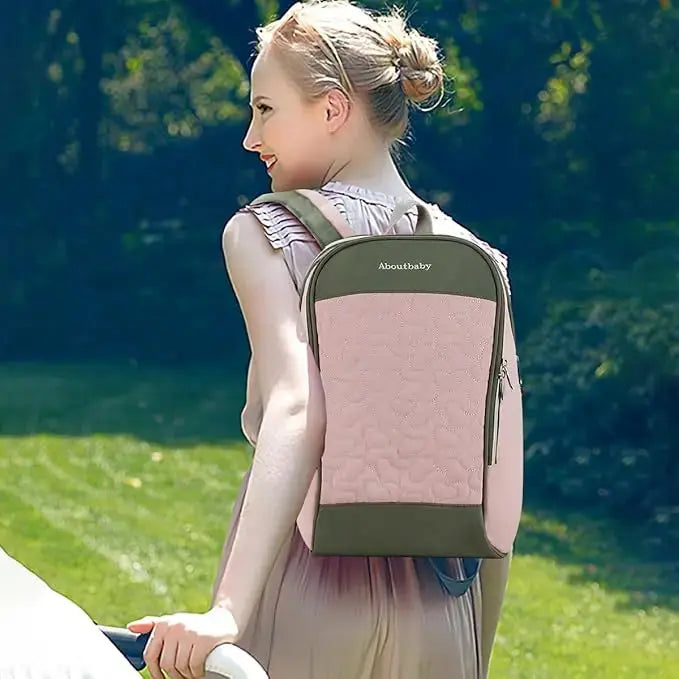 maman marche avec sac a langer fille au dos