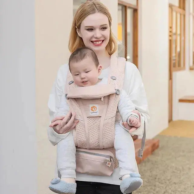 maman marche dans rue avec bebe dans porte bebe rose