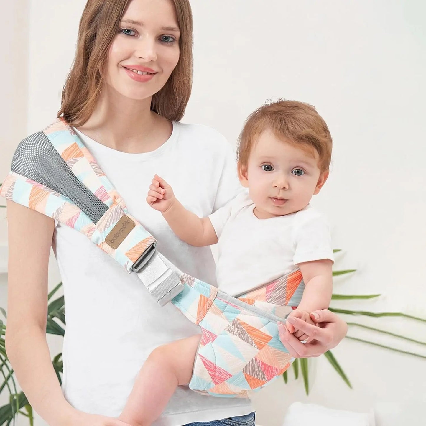 maman porte bebe dans bebe porte en echarpe