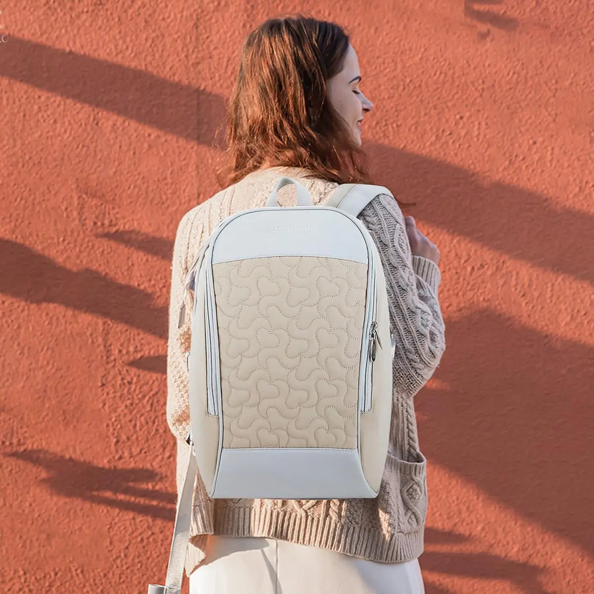 maman porte sac a couche au dos