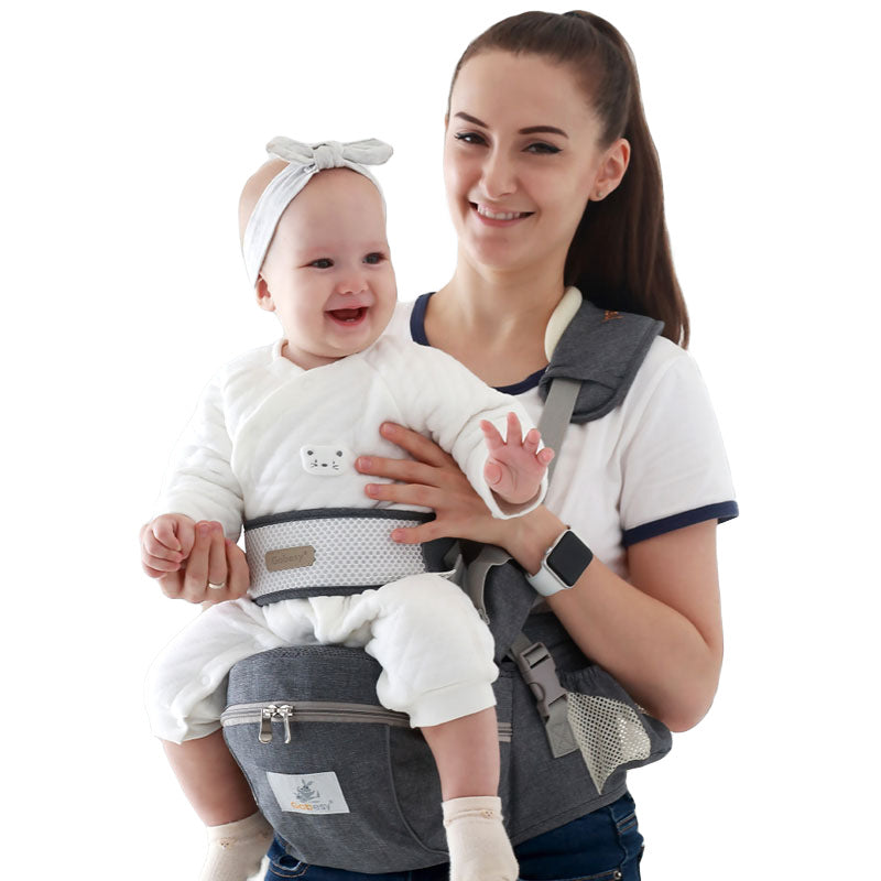 maman ri avec bebe dans porte bebe face au monde
