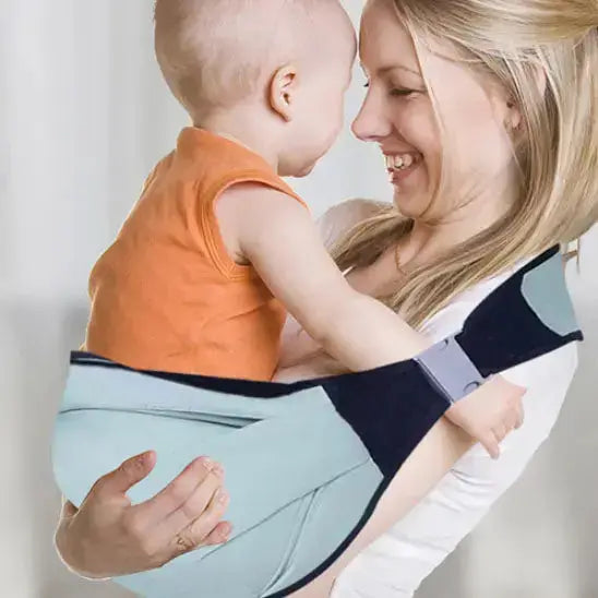 maman rit avec bebe dans echarpe de portage