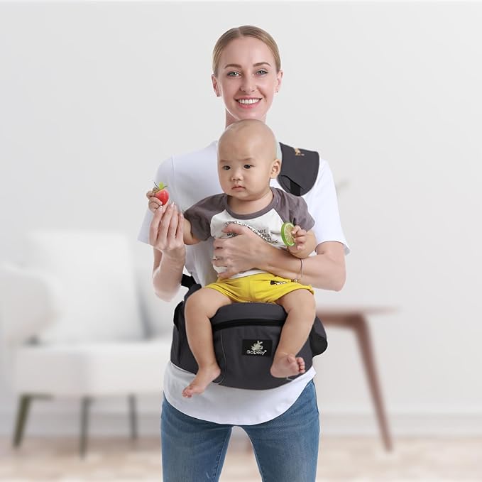 maman salon bebe dans porte bebe face au monde