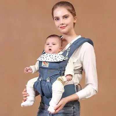 maman sourit avec bebe dans porte bebe