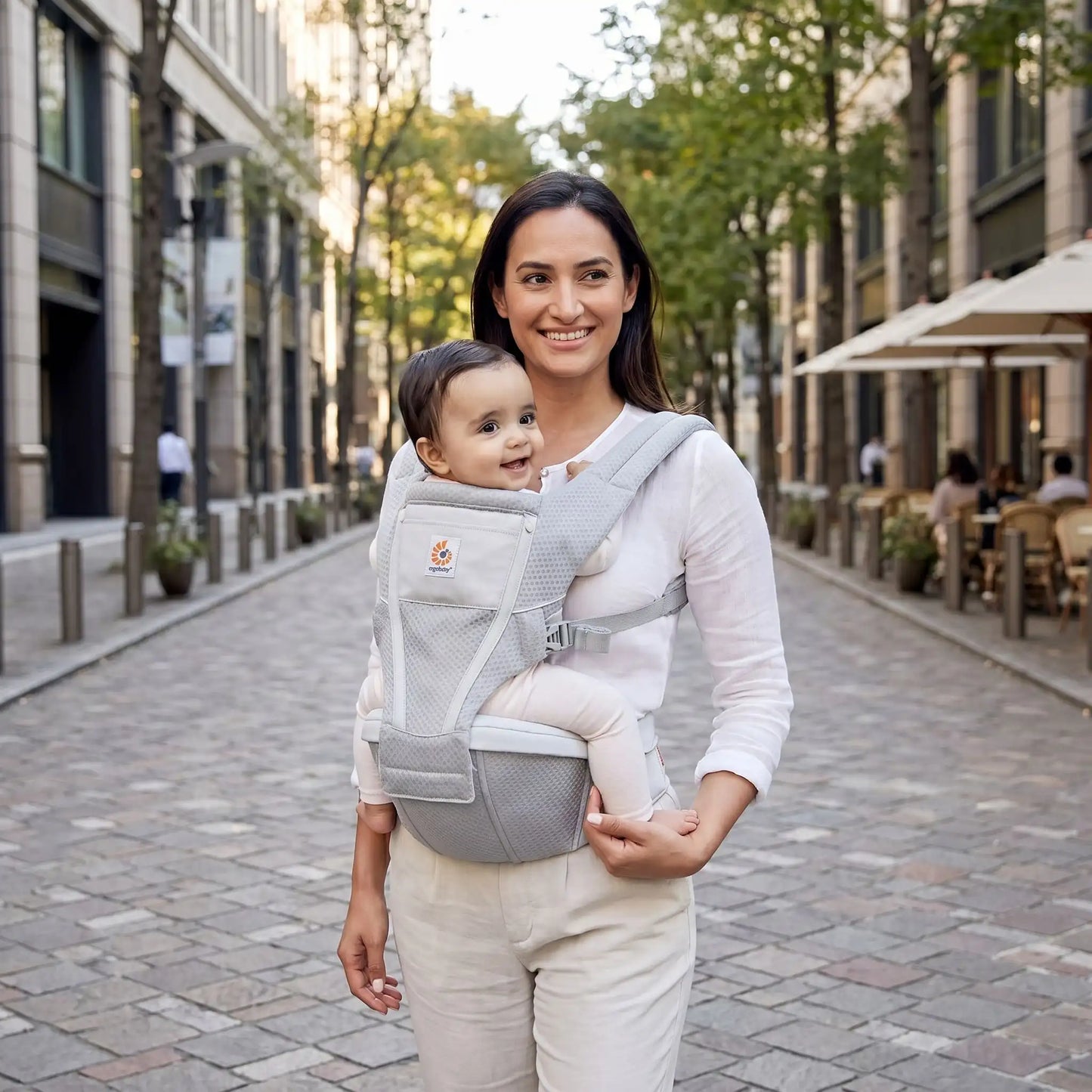 maman ville avec bebe porte bebe physiologique