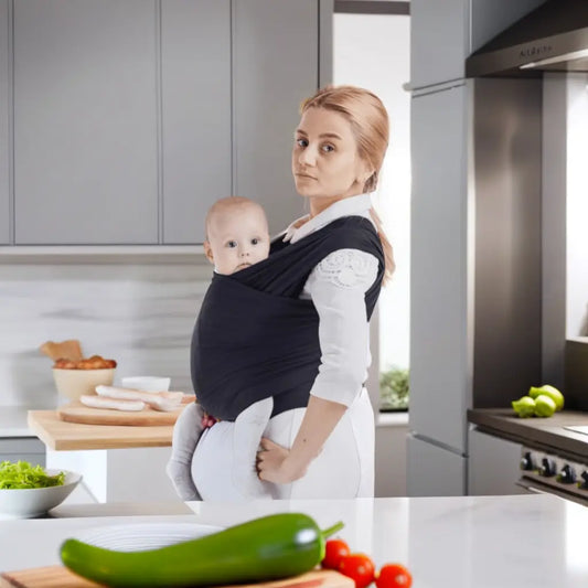 mere cuisine porte bebe avec echarpe portage bebe