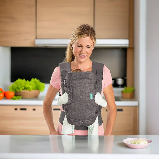 mere dans sa cuisine avec bebe dans porte bebe