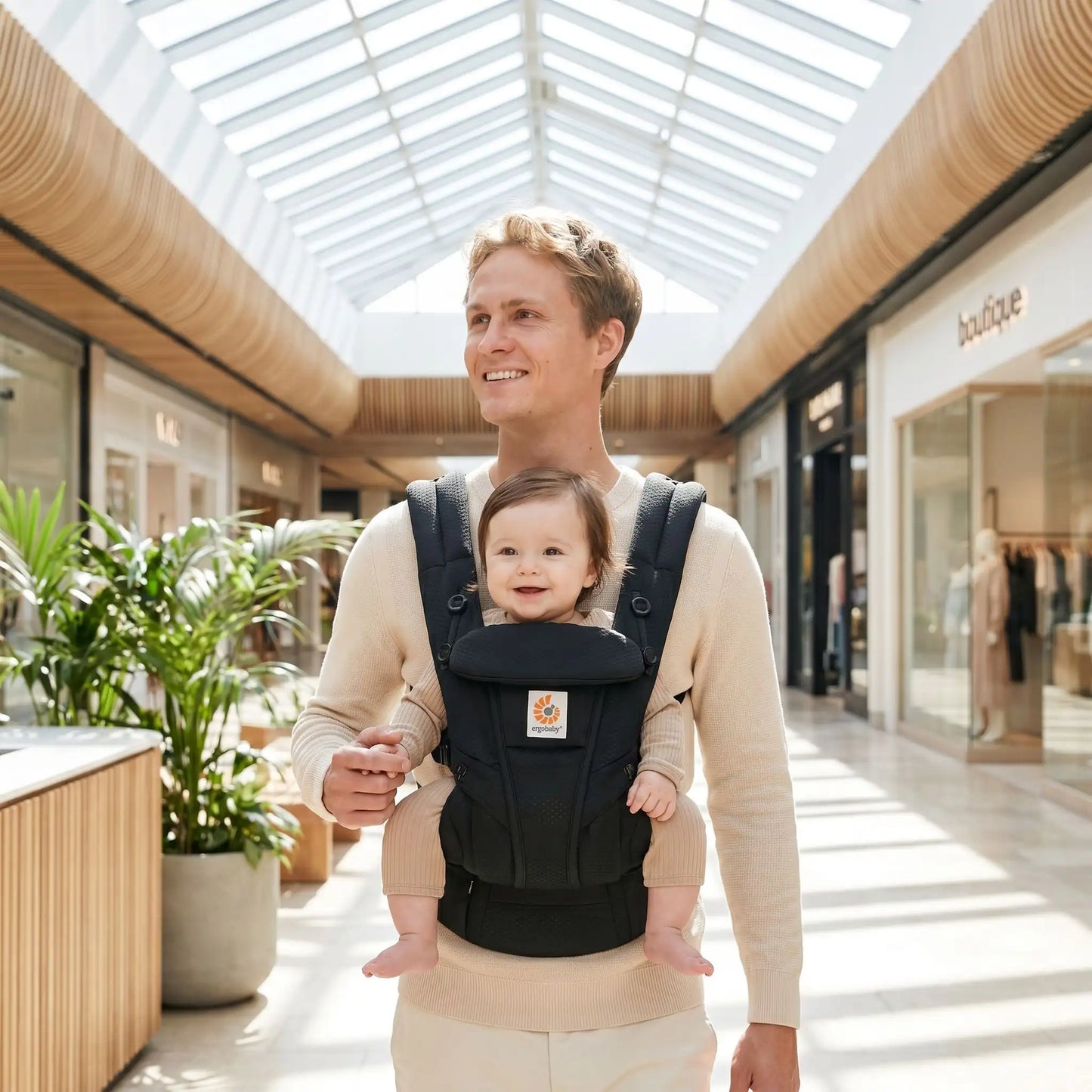 papa centre commercial avec bebe porte bebe physio