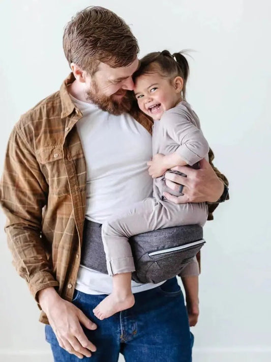 papa et fille dans porte bebe avec assise