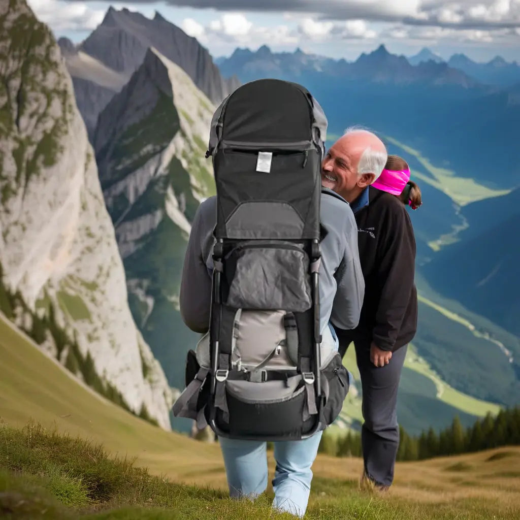 papa marche vers montagne avec bebe dans porte bebe rando