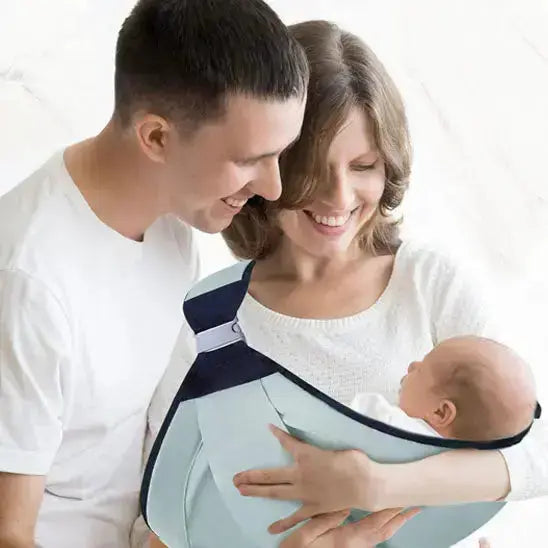 parents sourrit en portant bebe avec-echarpe de portage