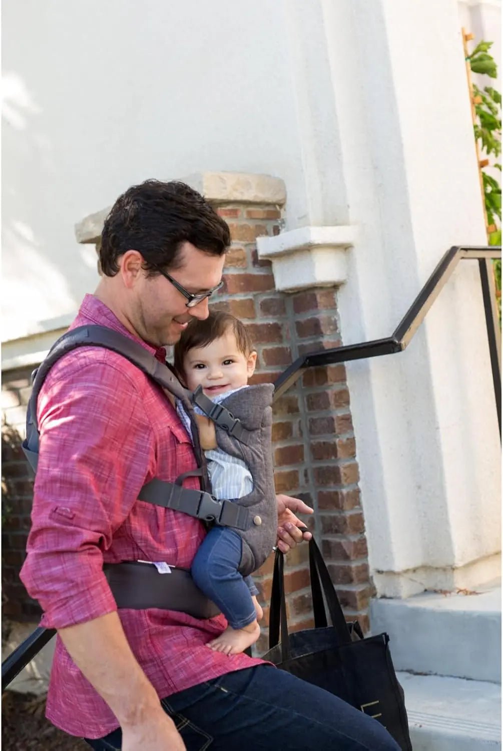 pere qui monte marche avec bebe dans porte bebe