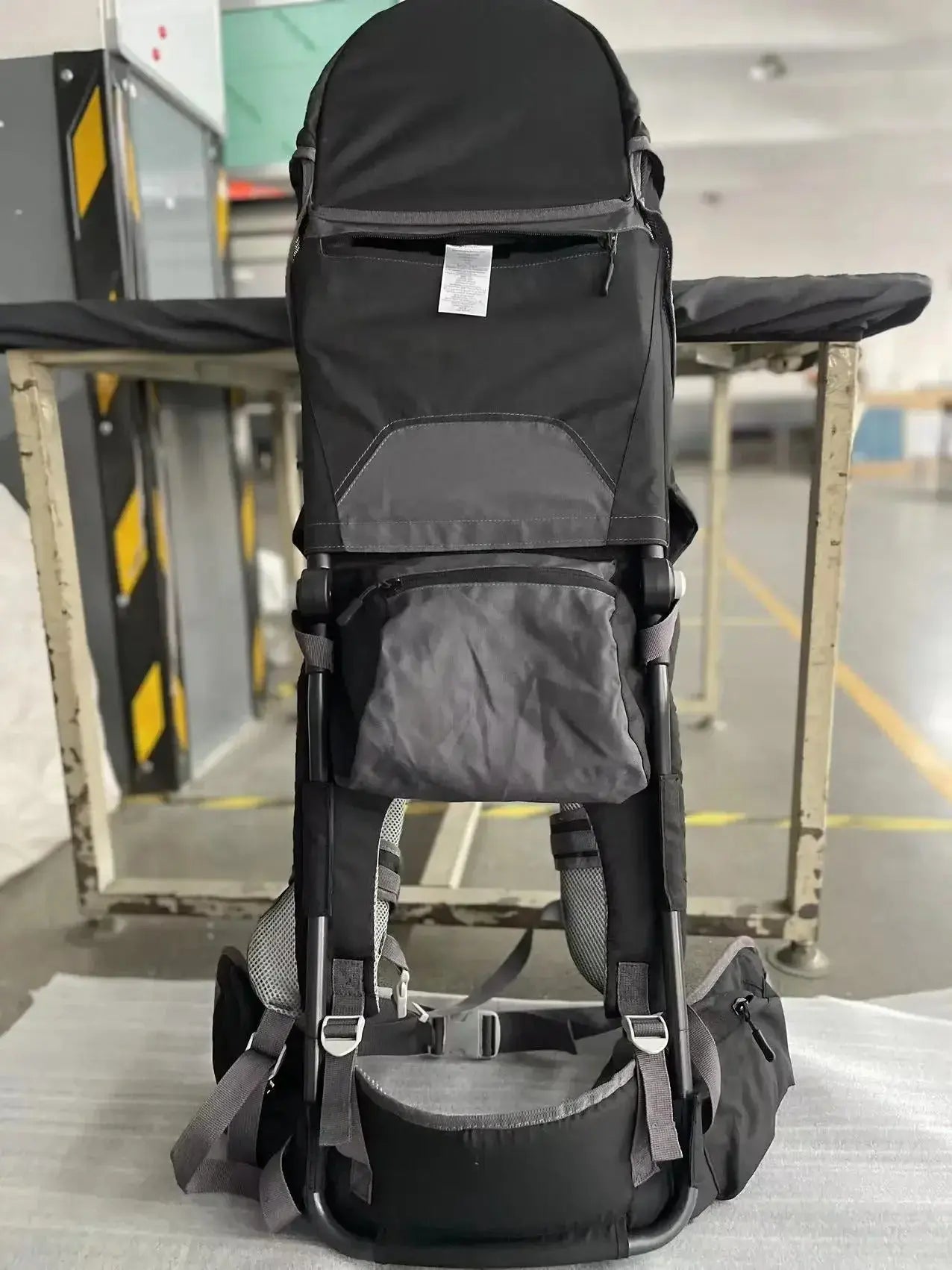 porte bebe rando a terre dans usine