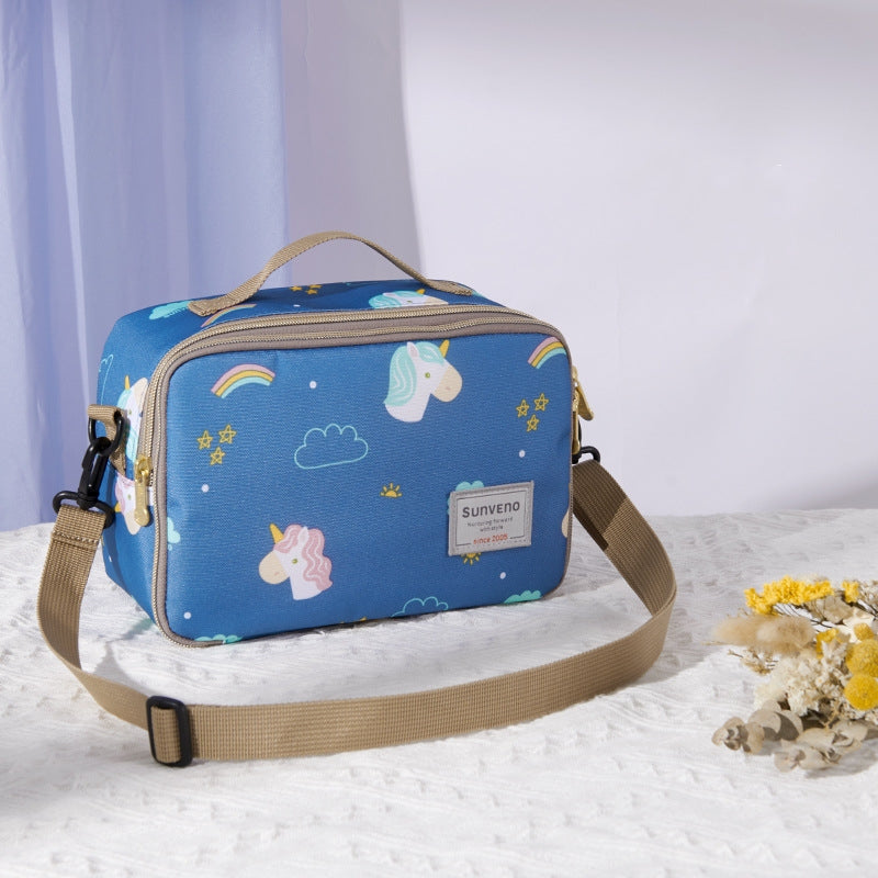 sac a langer avec tapis de change bleu sur table