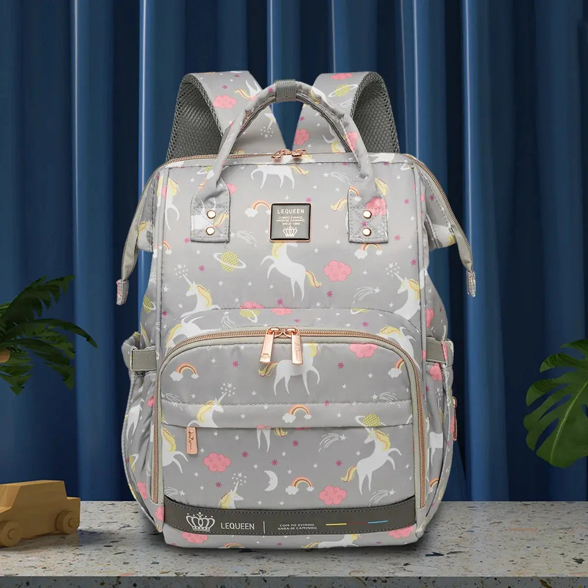 sac a langer bebe devant rideaux