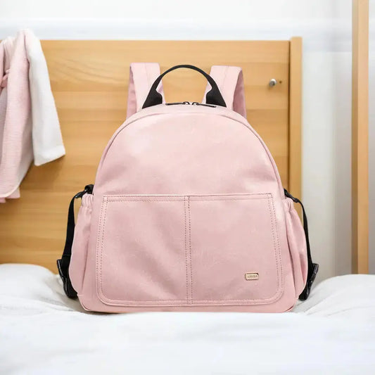sac a langer en cuir sur lit dans chambre enfant