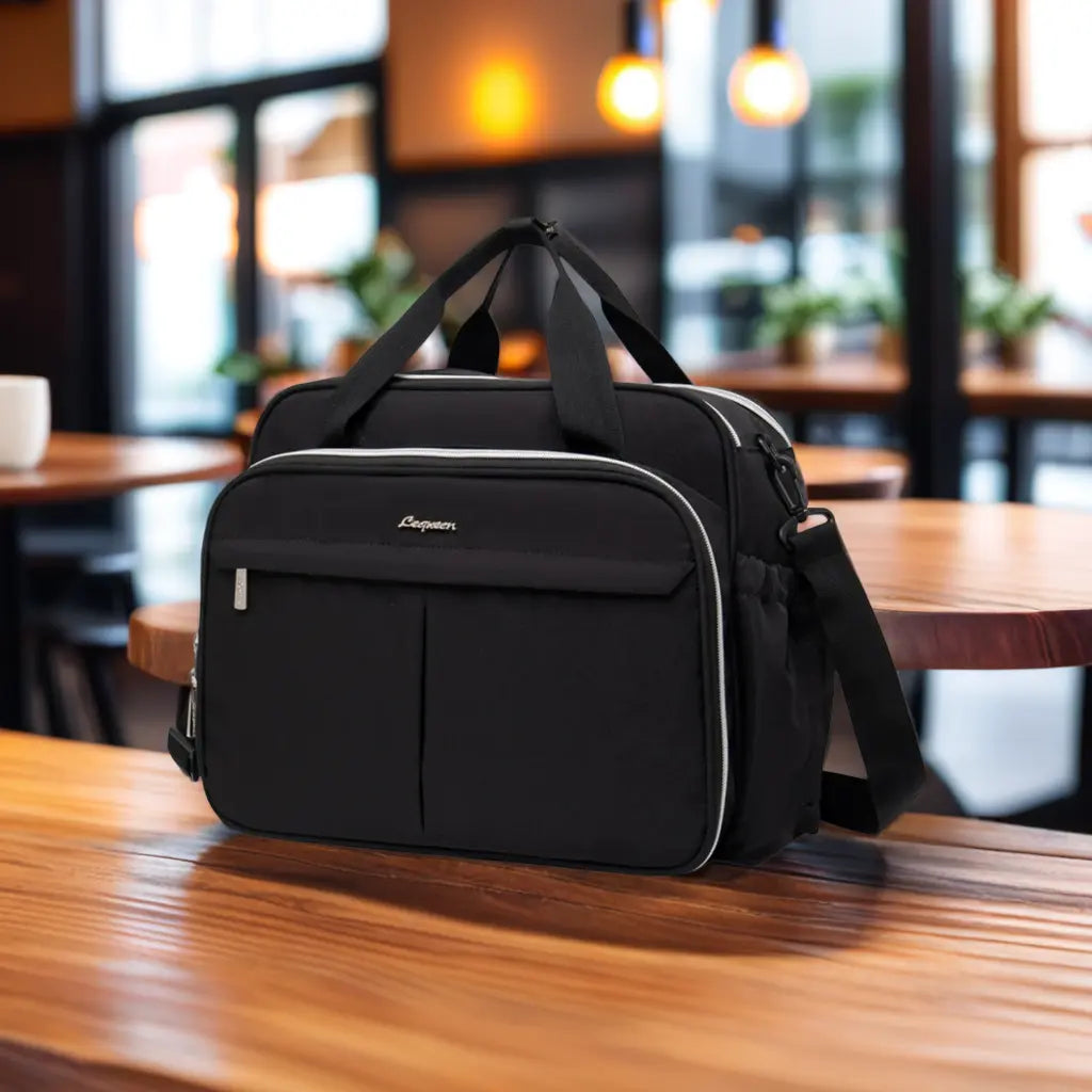 sac bebe a langer sur une table dans magasin