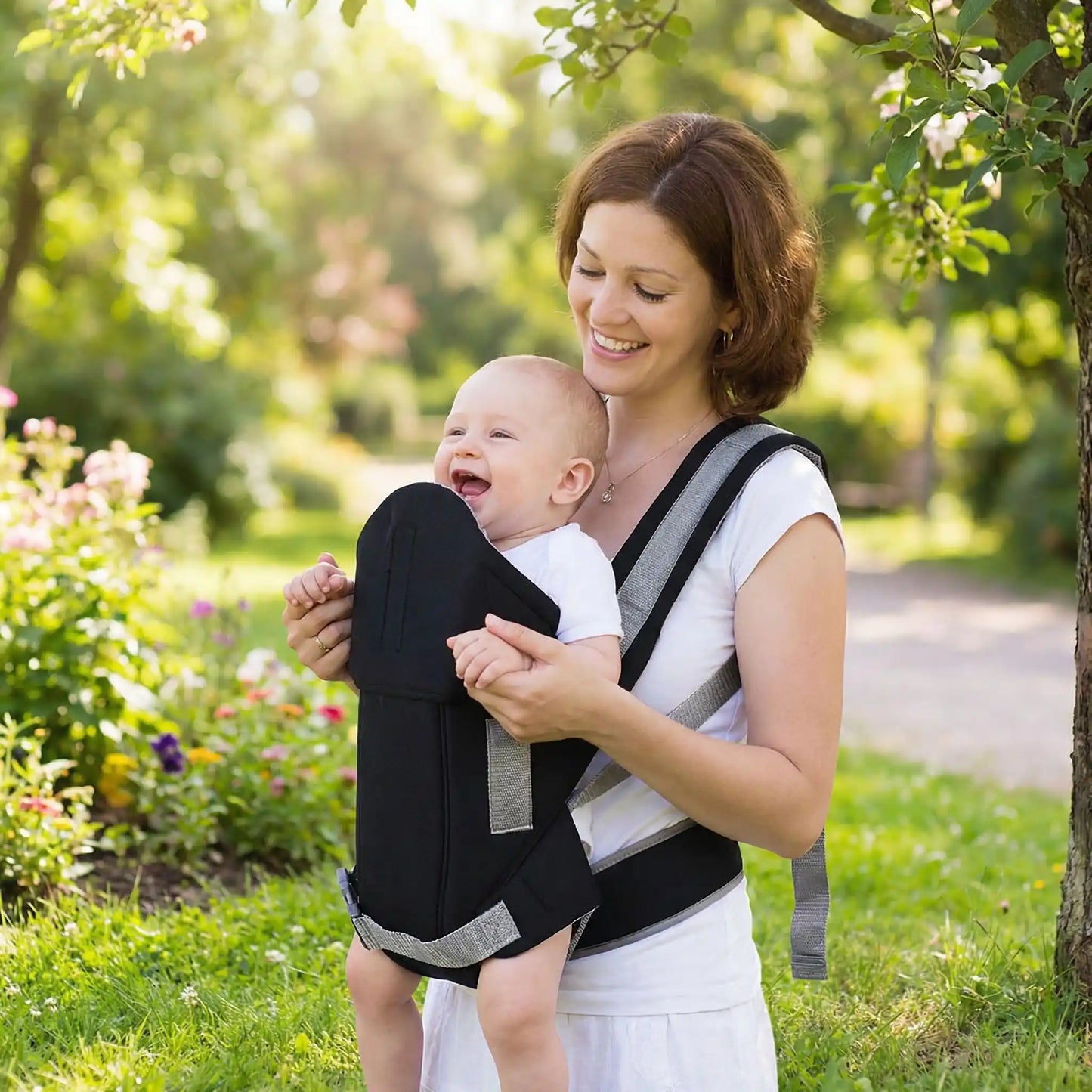 Maman parc avec bebe dans porte bebe