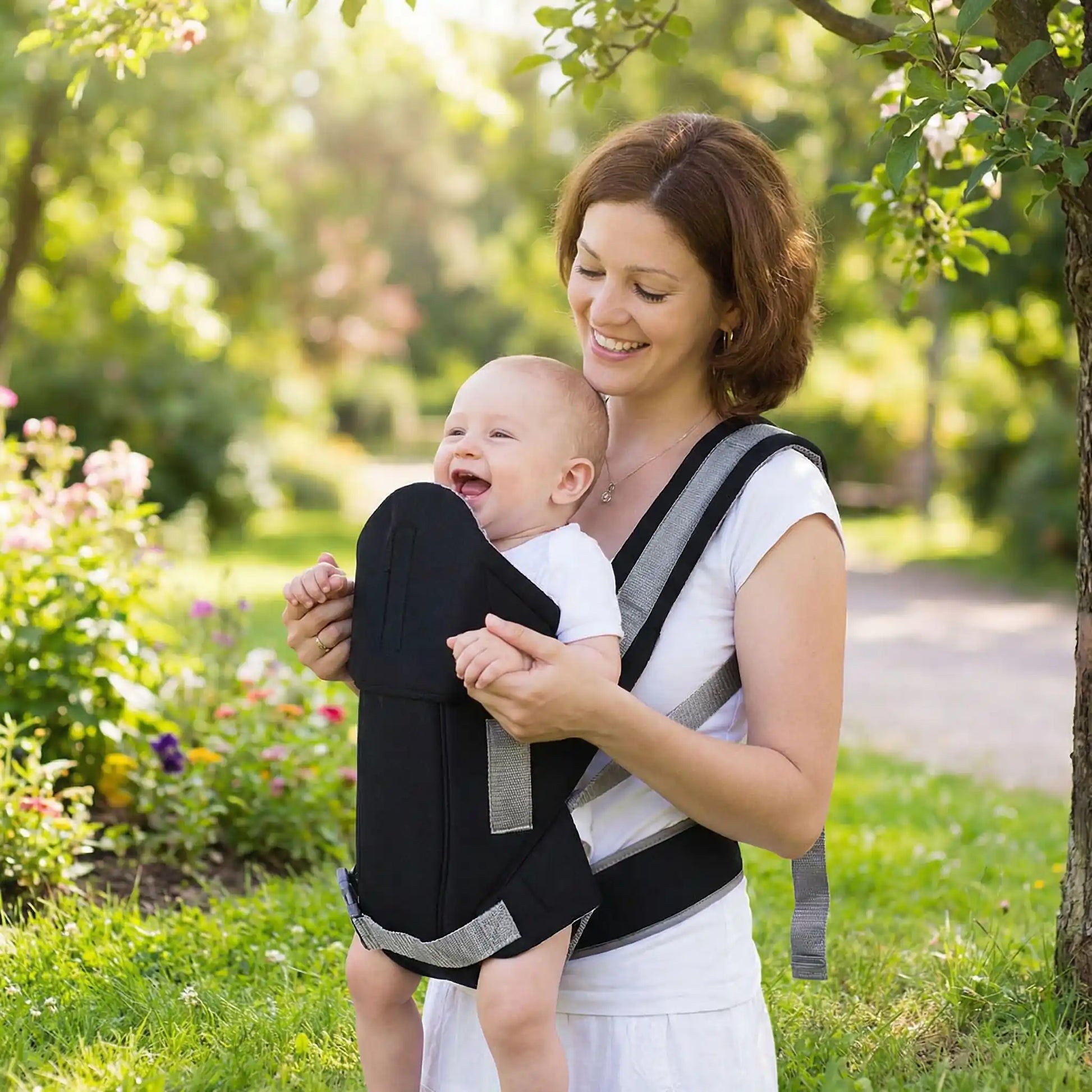 Maman parc avec bebe dans porte bebe