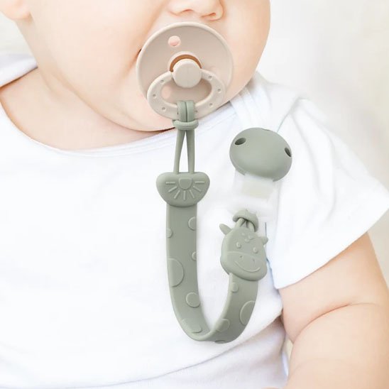 Attache tetine gris