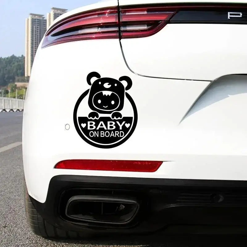 bebe a bord noir derriere auto coller