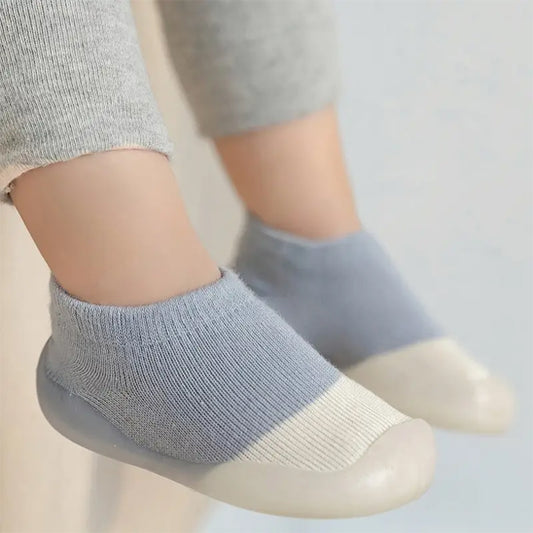 bebe assis avec chaussure souple pour bebe