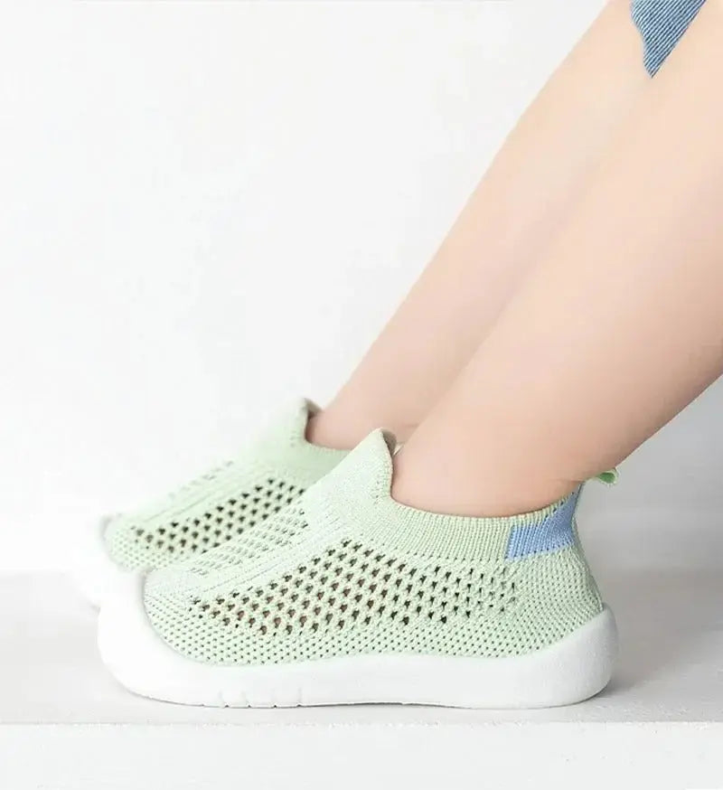 bebe avec chaussure bebe vert